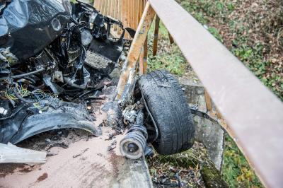 Backnang: BMW schleudert in Bruecke - Fahrer verletzt